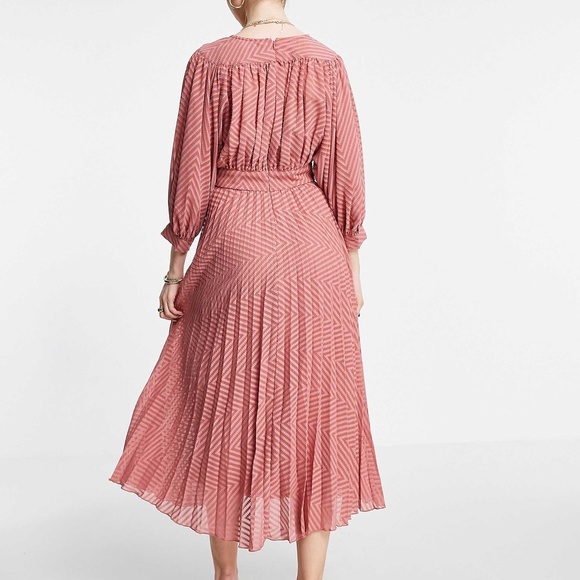 ASOS DESIGN pleated batwing midi dress in chevron texture in dusky pink - Picture 2 of 4